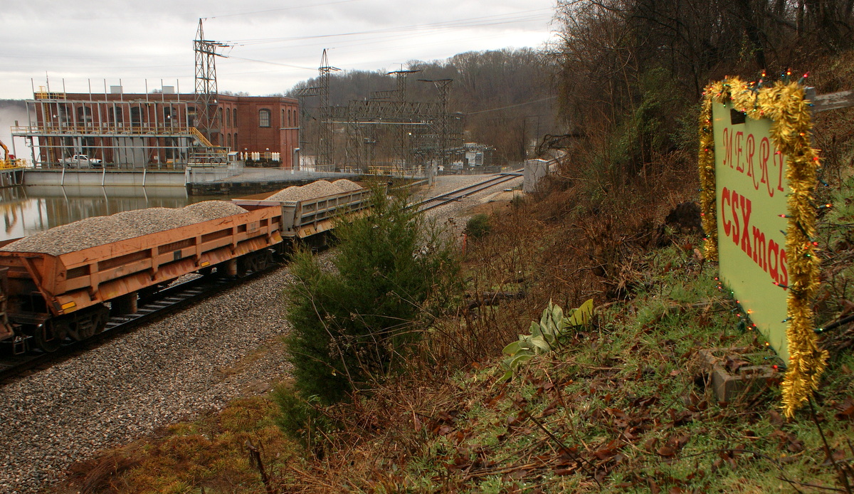 679 - Side dump cars pass my "Merry CSXmas" sign and the tree I did not bother to decorate this year.  Lazy me